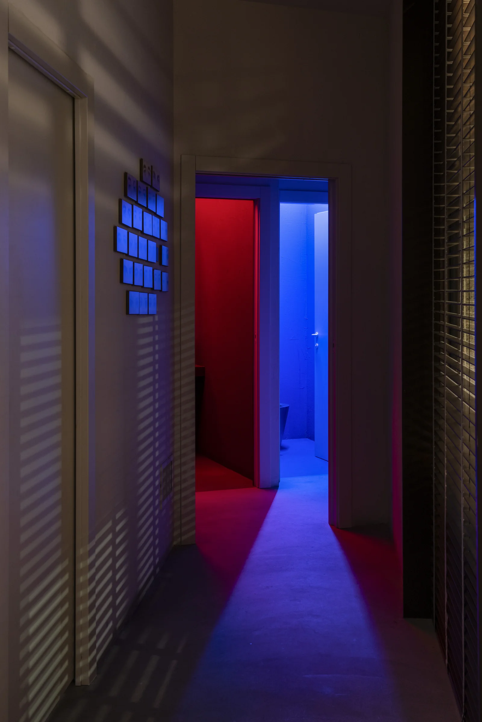 Il corridoio di NòTT, tra luce blu e luce rossa