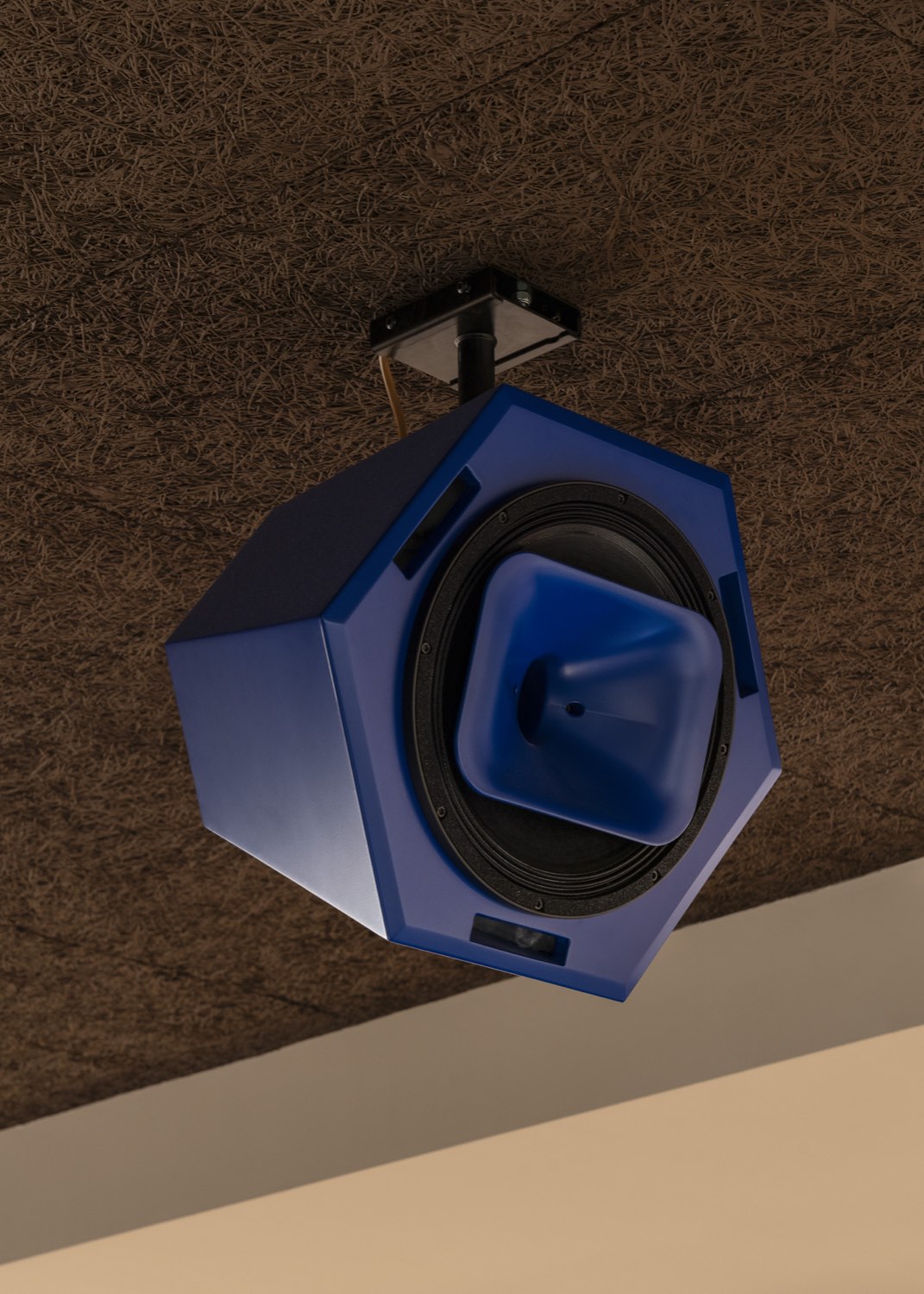 Un diffusore blu appeso al soffitto della sala