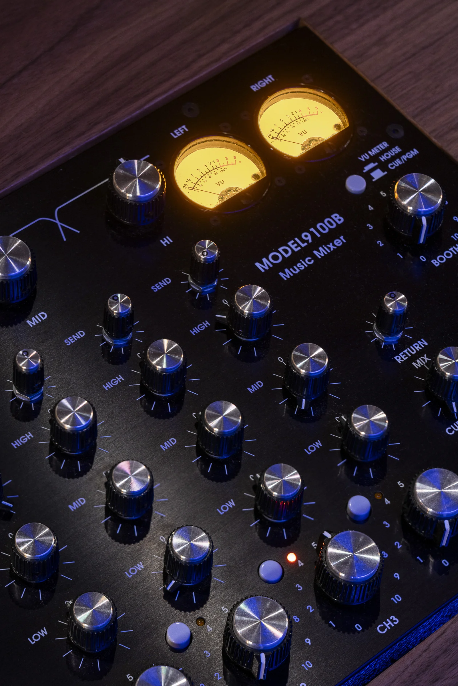 Il mixer e i suoi indicatori analogici
