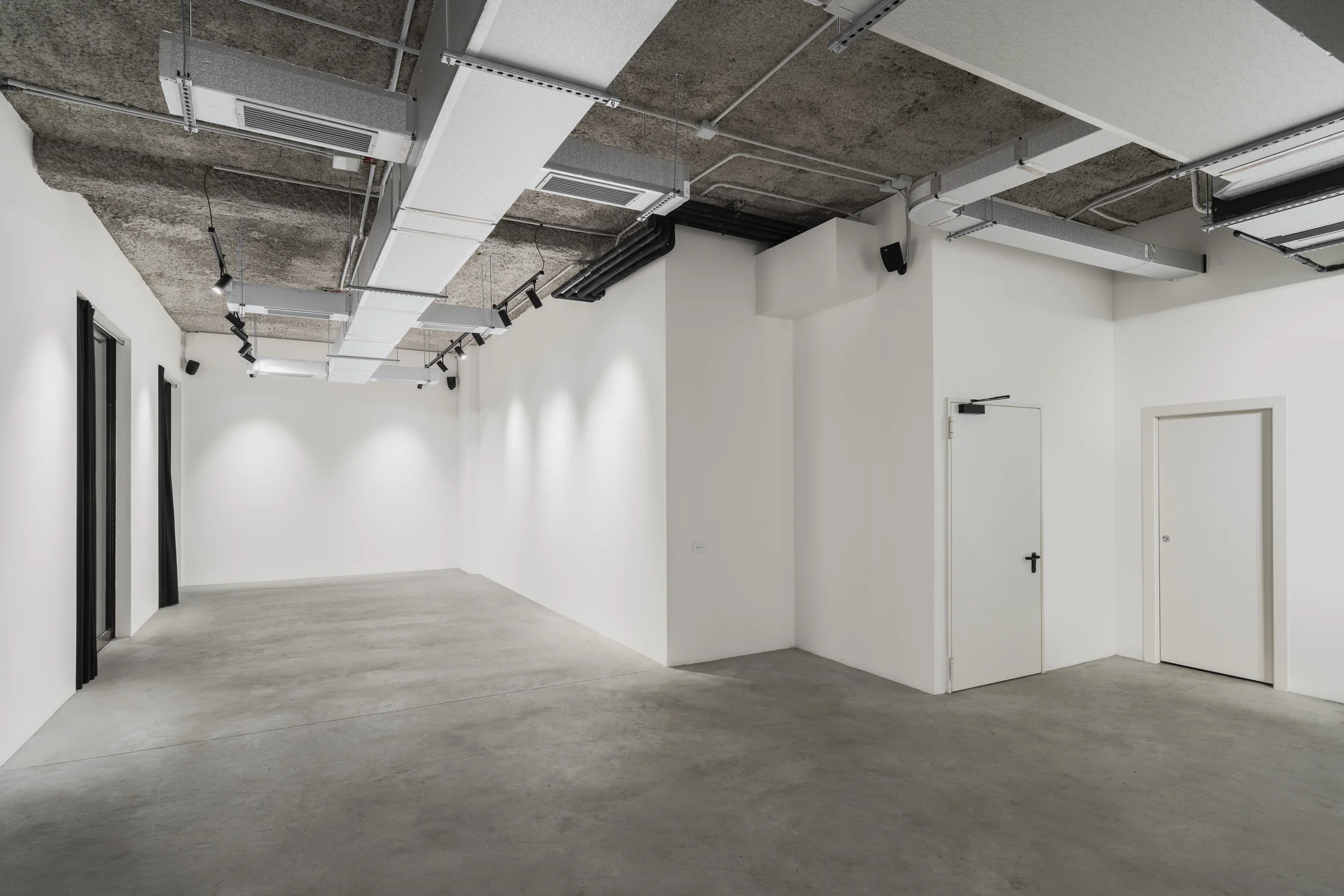 Una seconda prospettiva della sala, con pareti libere e luce a soffitto